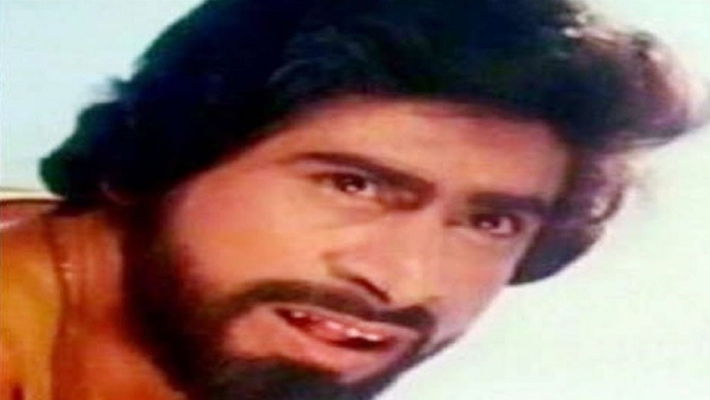 এক দিকে একের পর এক কাজ হাতছাড়া হয়ে যাওয়া, সেইসঙ্গে ব্যক্তিগত জীবনের ওঠাপড়া, দুইয়ে মিলে ক্রমশ অন্ধকারের দিকে ঠেলে দেয় মানিককে। একমাত্র সন্তানের মৃত্যু মেনে নিতে না পেরে মদ্যপানের নেশা পেয়ে বসে এই অভিনেতাকে। সারা ক্ষণ নেশায় বুঁদ হয়ে থাকতেন তিনি। ১৯৯২ সালে ‘দিদার’ ছবিতে শেষ বার দেখা গিয়েছিল তাঁকে।