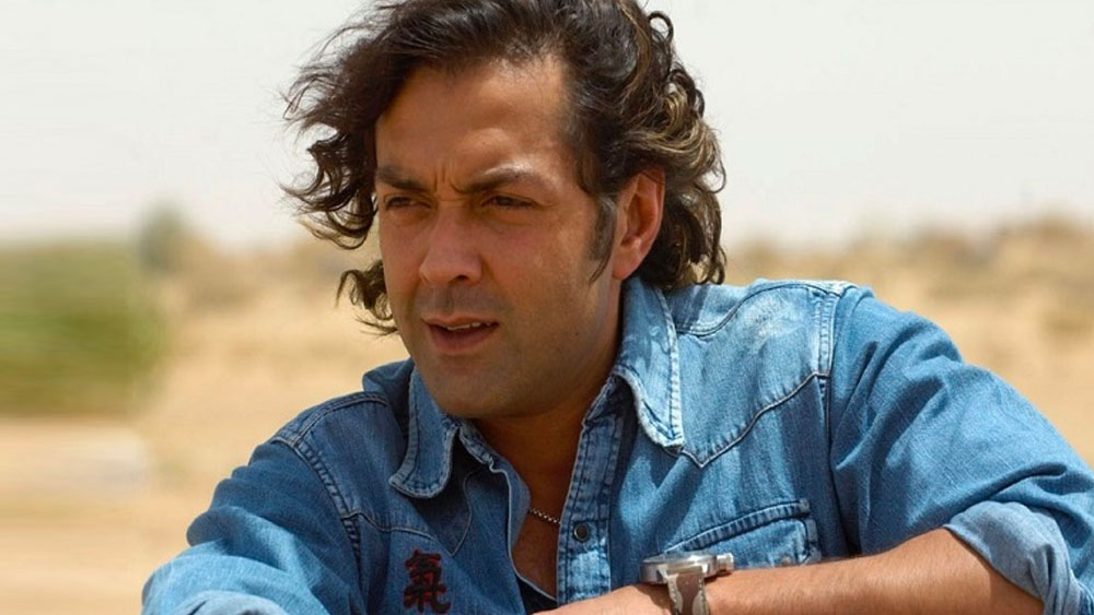 বক্স অফিসে ছবির ব্যর্থতা সহ্য করতে না পেরে এক সময় অবসাদগ্রস্ত হয়ে পড়েন ববি। ঘরের চার দেওয়ালের মধ্যে সুরার নেশাই হয়ে ওঠে তাঁর একমাত্র আশ্রয়।