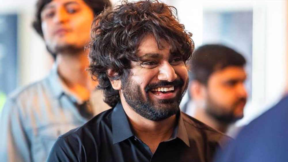 সেই সময় সলমন দেখতে পান, মিঠুনের ট্রাউজার্স থেকে একটি নেমট্যাগ ঝুলছে। অর্থাৎ শো-এর অতিথিদের জন্য চেয়ার চিহ্নিত করে যে নাম লেখা ট্যাগ লাগানো থাকে, সেটা কোনও ভাবে মিঠুনের পোশাকের সঙ্গে আটকে গিয়েছিল।