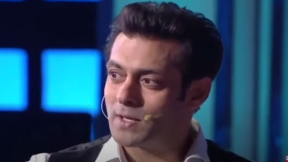 দেখতে পাওয়ার পরে সলমন বার বার ওই নেমট্যাগ খুলে দেওয়ার চেষ্টা করছিলেন। কিন্তু যত বার তিনি কাছে যাচ্ছিলেন, তত বার সরে যাচ্ছিলেন মিঠুন। শেষে তিনি যখন মঞ্চ থেকে নামছেন, তখনও এক বার সলমন বলেন, পিছন থেকে নেমট্যাগ খুলে নিতে।