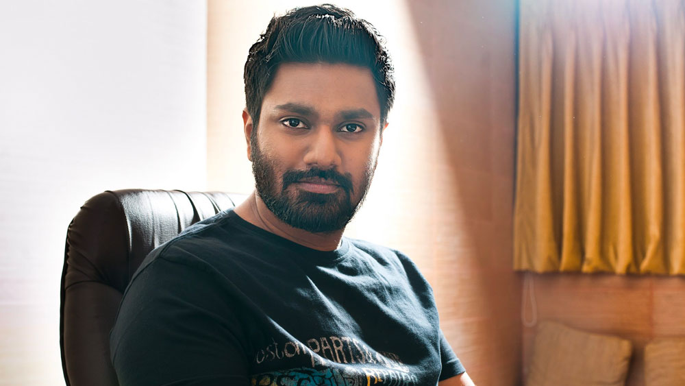 সে সময় মঞ্চে ছিলেন পরিচালক রাকেশ ওমপ্রকাশ মেহরা-ও। তিনি মিঠুনের হাতে পুরস্কার তুলে দিয়েছিলেন। এ বার তিনি মিঠুনের ট্রাউজার্স থেকে ওই নেমট্যাগ খুলে দেন। এত ক্ষণে মিঠুন বুঝতে পারেন সলমন কী বলতে চাইছেন।