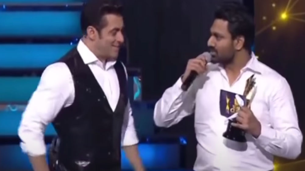 এ বার সলমন মজা করে বলেন, ‘‘তোমার গায়ক হয়তো ওটা আটকে দিয়েছে।’’ এই কথার পরে মেজাজ হারান মিঠুন শর্মা। তিনি সলমনের হাত থেকে মাইক্রোফোন নিয়ে বেশ রুষ্ট হয়েই বলেন, ‘‘আপনারা পুরস্কার দেওয়ার আগে ছ’ঘণ্টা বসিয়ে রাখলে এ রকমই হবে।’’