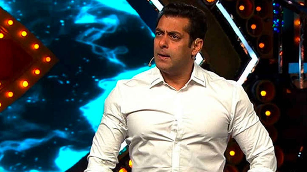 এর প্রত্যুত্তরে মাথা ঠান্ডা রাখতে পারেননি সমলনও। সবার সামনেই মঞ্চে দাঁড়িয়ে তিনি মিঠুনকে তীব্র ভর্ৎসনা করেন। চিৎকার করে মঞ্চ থেকে নেমে যেতে বলেন। তাঁর এই প্রতিক্রিয়ার পরে দর্শকদের মধ্যে তখন পিন পড়ার নিস্তব্ধতা।