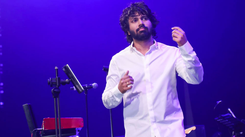 সলমনের এই আচরণেও কিন্তু মিঠুন ভয় পাননি। একটুও না ঘাবড়ে তিনি মাইক্রোফোনের সামনে বলেন, ‘‘স্যর, আমি কিন্তু ভয় পাইনি।’’ সম্পূর্ণ স্বাভাবিক স্বরে এই পাল্টা উত্তরে এ বার থতমত হয়ে যান সলমন খান।