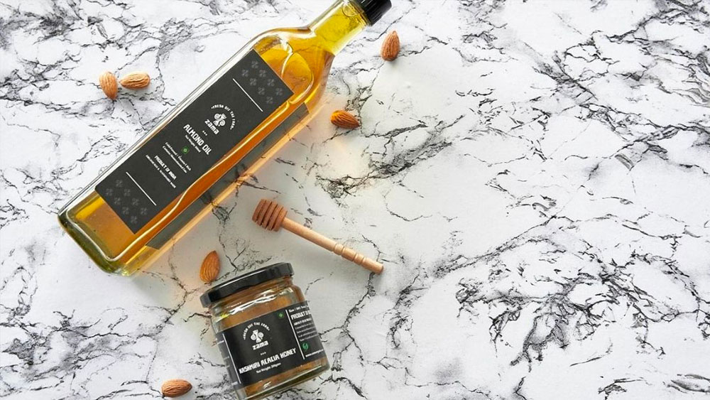 কেউ, তেল ছাড়া আচার চাইলেন। তার জন্য তেলের বদলে অ্যাপল সিডার ভিনিগার দিয়ে বানিয়ে দেওয়া হল আচার। এই কাজে স্থানীয় স্বনির্ভর গোষ্ঠীর সাহায্য নেয় শ্রিয়ার সংস্থা।