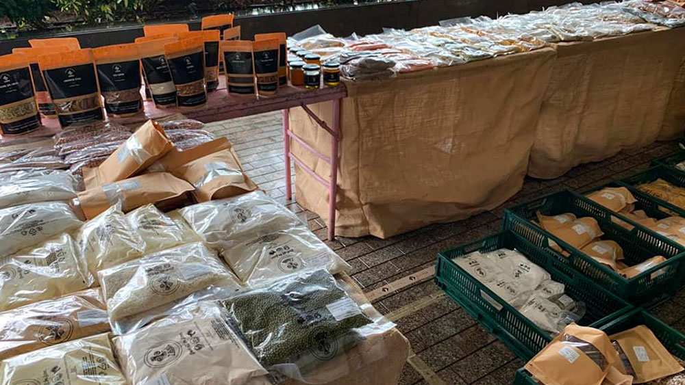 লাভের ব্যাপারেও কৃষক কেন্দ্রীক নীতি মেনে চলেন। যার জেরে চলতি বাজারের থেকে ১০-১৫ শতাংশ বেশি টাকা পান কৃষকরা।