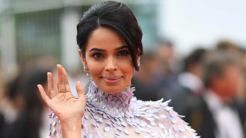 ছবিটির নাম ছিল ‘পলিটিক্স অব লাভ’। আর এই ছবির ট্যাগলাইনও কিন্তু বাজিমাত করেছিল। তাতেও ছিল খানিকটা অন্যরকম ব্যাপার। ‘পলিটিক্স হ্যাজ নেভার বিন দিস সেক্সি’, এই ট্যাগলাইনের হলিউড ছবিতে প্রথম পছন্দ ছিলেন মল্লিকা। ছবিতে একেবারে ভিন্ন ধারার একটি চরিত্রে অভিনয় করেছিলেন তিনি।