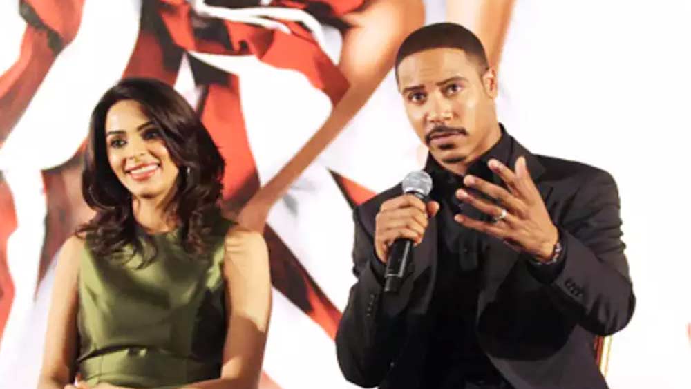 উইলিয়াম ডিয়ার পরিচালিত ছবিতে মল্লিকা থুরি আরেথার কাজ ছিল ডেমোক্র্যাট প্রার্থী ওবামার হয়ে প্রচার করা। কিন্তু জগিং করতে গিয়ে তাঁর সঙ্গে আলাপ হয় কাইল ফ্রাঙ্কলিনের সঙ্গে, যিনি জন ম্যাককেইন অর্থাত্ রিপাবলিকানের হয়ে প্রচার করছেন।