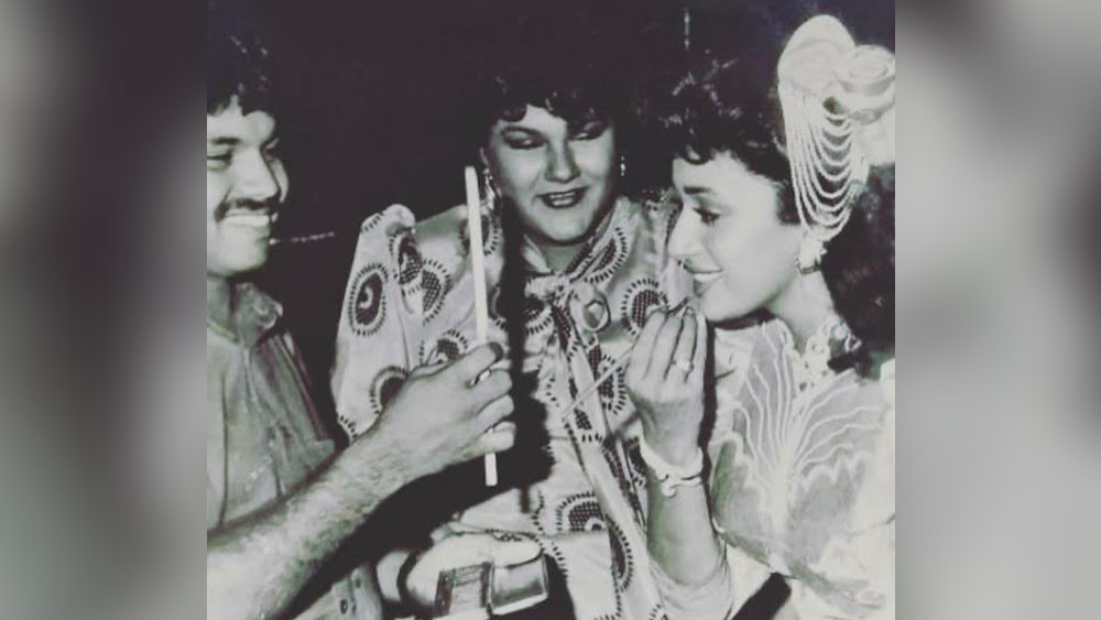 স্টুডিয়ো পাড়ায় এই যাতায়াতের সূত্রেই ১০ বছর বয়সে ‘জান হাজির হ্যায়’ ছবিতে শিশুশিল্পী হিসেবে অভিনয়ের সুযোগ পান গুড্ডি। তাঁর বাবার সঙ্গে ভাল সম্পর্ক ছিল কিশোরকুমার, শাম্মি কপূর, জনি ওয়াকারদের। তাঁদের ‘আঙ্কল’ বলে ডাকতেন গুড্ডি।