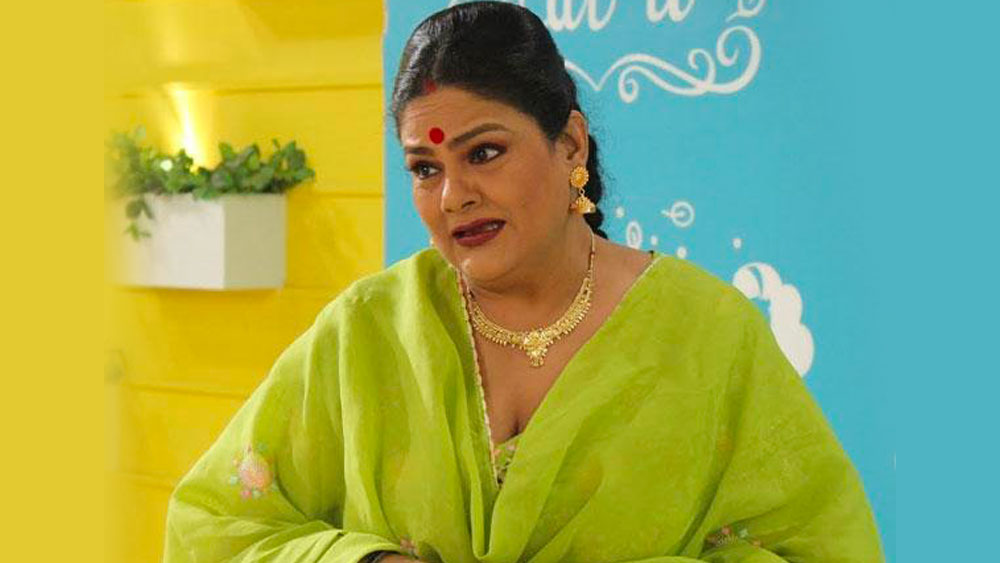 বাবা বেঁচে থাকাকালীন নেহাত শখের বশেই অভিনয় করতেন গুড্ডি। কিন্তু বাবার মৃত্যুর পর দুই ভাই-বোন এবং মা-সহ গোটা পরিবারের দায়িত্ব এসে পড়ে তাঁর উপর। রোজগারের জন্য তাই অভিনয়ে ঝাঁপিয়ে পড়েন তিনি। প্রখ্যাত অভিনেতা জগদীপের কাছে তালিমও নেন।