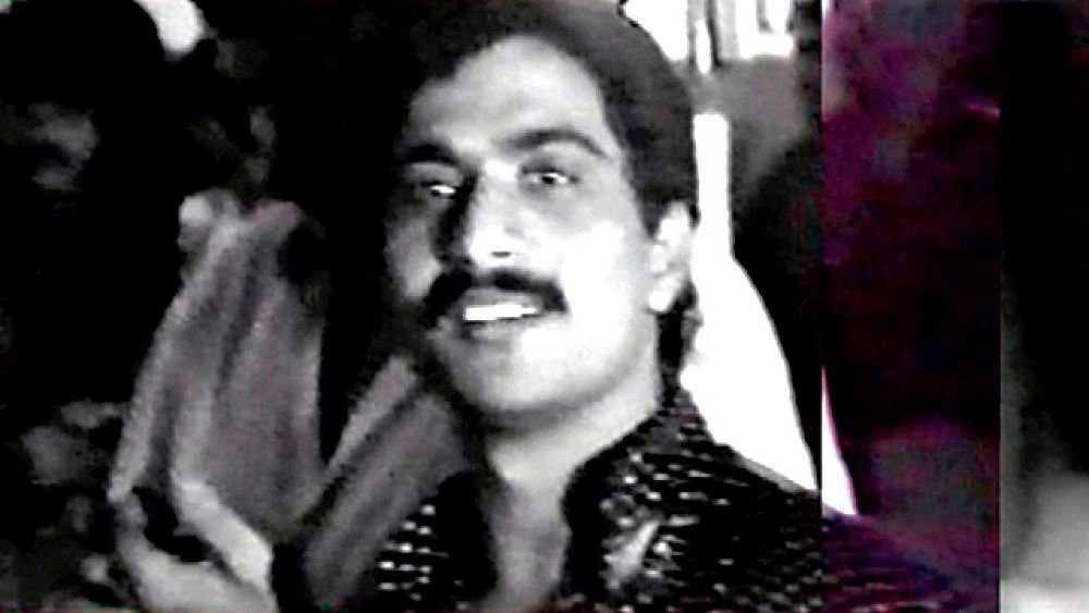 ১৯৯৭ সালে গুড্ডির জীবনে এক বড় ধরনের বিপর্যয় নেমে আসে। সেই সময় বলিউডের তারকারা প্রায়শই আন্ডারওয়ার্ল্ড মাফিয়াদের থেকে হুমকি পেতেন। বলিউডের বহু তারকার আন্ডারওয়ার্ল্ড সংযোগও ধরা পড়ে। গুড্ডির পরিবারেও তার ছায়া পড়ে। তাঁর ভাইকে গুলি করে খুন করে ছোটা শাকিলের এক শাগরেদ।