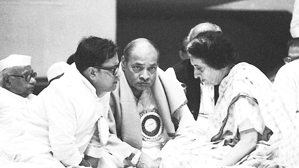 সম্পূর্ণ নিজের দক্ষতায় একসময় জাতীয় রাজনীতিতে অপরিহার্য হয়ে উঠেছিলেন প্রণব মুখোপাধ্যায়। তাই কংগ্রেস তাঁকে ‘প্রাপ্য সম্মান’ না দিলেও, দলের বিরুদ্ধে কখনও মন্তব্য করতে শোনা যায়নি তাঁকে। আবার বিরোধীদের সঙ্গেও সদ্ভাব বজায় রেখে চলতেন তিনি। যে কারণে সকলেই সমীহ করতেন তাঁকে। তাঁর মৃত্যুতে তাই শোকের ছায়া নেমে এসেছে রাজনৈতিক মহলে।