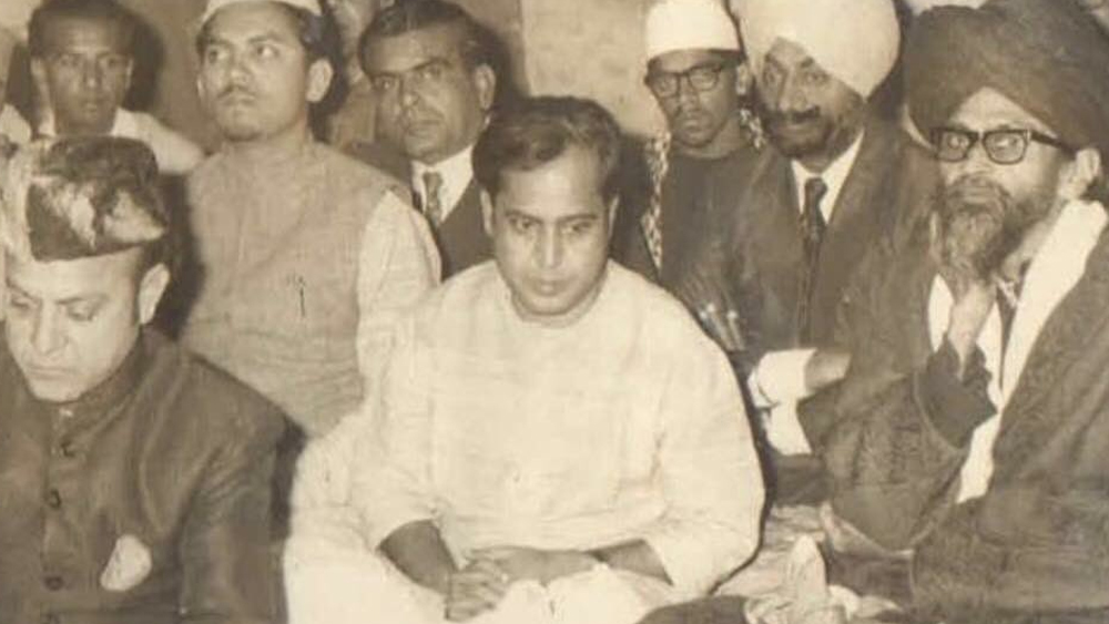 ১৯৪৬ সালের অগস্ট মাসে দাদার বিয়ে উপলক্ষে প্রথম কলকাতায় আসা প্রণব মুখোপাধ্যায়ের। ভয়াবহ সাম্প্রদায়িক দাঙ্গার কারণে পরিবার ও আত্মীয়দের সঙ্গে বেশ কিছু দিন কলকাতায় আটকে থাকতে হয়েছিল তাঁকে।