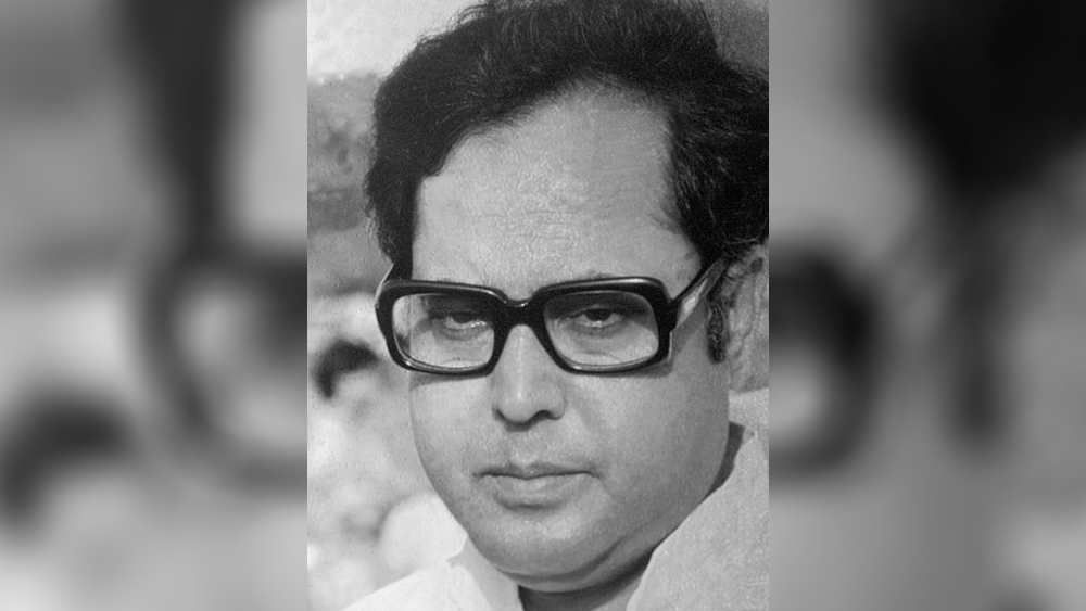 তবে রাজনৈতিক পরিবেশে বড় হলেও, রাজনীতিতে প্রণবের হাতেখড়ি হয় ঢের দেরিতেই। সিউড়ি বিদ্যাসাগর কলেজ থেকে পাশ করে কলকাতা বিশ্ববিদ্যালয় থেকে রাষ্ট্রবিজ্ঞান ও ইতিহাস এবং এলএলবি-তে স্নাতকোত্তর ডিগ্রি নেন তিনি।