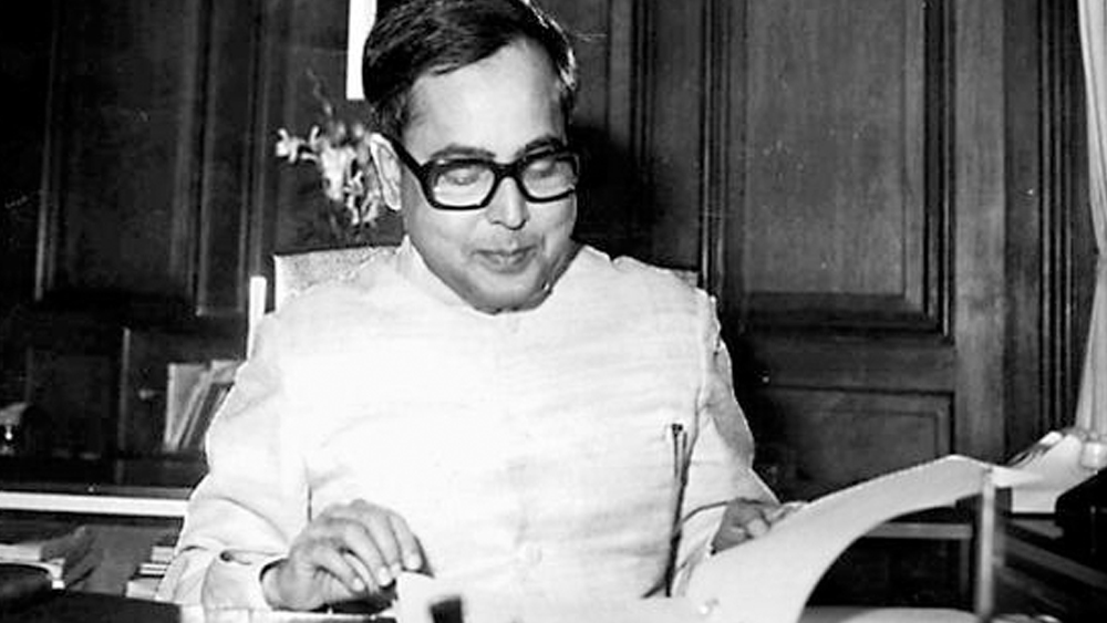 এর পর কেন্দ্রীয় সরকারের পোস্ট অ্যান্ড টেলিগ্রাফ বিভাগে সাধারণ কেরানি হিসেবে কাজে যোগ দেন তিনি। ‘দেশের ডাক’ নামের একটি পত্রিকায় সাংবাদিকতাও করেন প্রণব। ১৯৬৩ সালে বিদ্যানগর কলেজে রাষ্ট্রবিজ্ঞান নিয়ে অধ্যাপনা শুরু করেন।