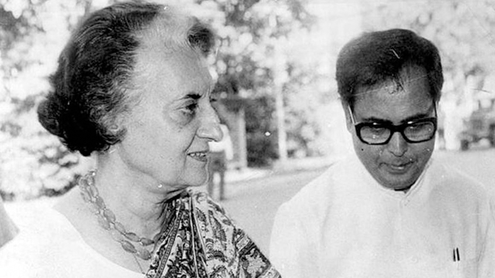 ১৯৬৯ সালে রাজনীতিতে হাতেখড়ি হয় প্রণব মুখোপাধ্যায়ের। সে বছর মেদিনীপুর উপনির্বাচনে নির্দল প্রার্থী ভিকে কৃষ্ণ মেননের নির্বাচনী প্রচারকে সফল করে তোলেন তিনি। সেই সূত্রেই ইন্দিরা গাঁধীর নজর পড়ে তাঁর উপর। প্রণব মুখোপাধ্যায়কে কংগ্রেসের সদস্য করে নেন তিনি।