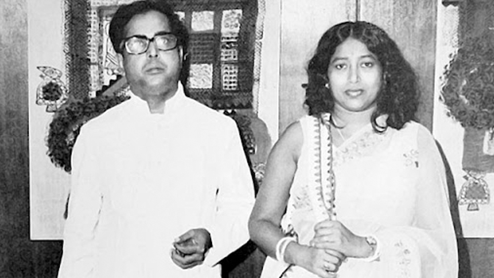 রাজনীতিতে যোগ দেওয়ার ঢের আগেই বিবাহবন্ধনে আবদ্ধ হন প্রণব মুখোপাধ্যায়। তাঁর স্ত্রী শুভ্রার জন্ম অধুনা বাংলাদেশের যশোরে। ১০ বছর বয়সে সপরিবারে কলকাতা চলে আসেন তিনি। প্রণব মুখোপাধ্যায়ের বাবা কামদাকিঙ্করের সঙ্গে তাঁদের পূর্ব পরিচিতি ছিল। সেই সুবাদেই হুগলির উত্তরপাড়ায় তাঁদের থাকার ব্যবস্থা হয়। সেখান থেকে ইতিহাস এবং রাষ্ট্রবিজ্ঞানে স্নাতকোত্তর পাশ করেন শুভ্রা এবং পরবর্তী কালে শিক্ষকতায় যোগ দেন।