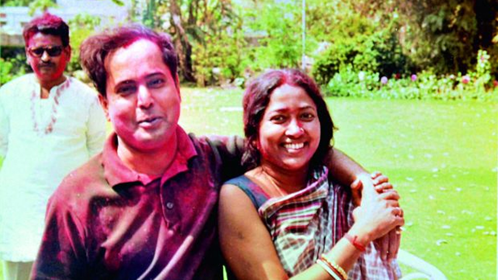 শোনা যায়, শুভ্রা যে সময় হাওড়ার একটি স্কুলে শিক্ষকতা করতেন, সেইসময় কদমতলায় বড়দিদির বাড়িতে থাকতেন প্রণব। সেখানে যাতায়াত ছিল শুভ্রার। সেই সূত্রেই দু’জনের মধ্যে আলাপ বাড়ে। ১৯৫৭ সালের ১৩ জুলাই প্রণব ও শুভ্রা বিবাহবন্ধনে আবদ্ধ হন।