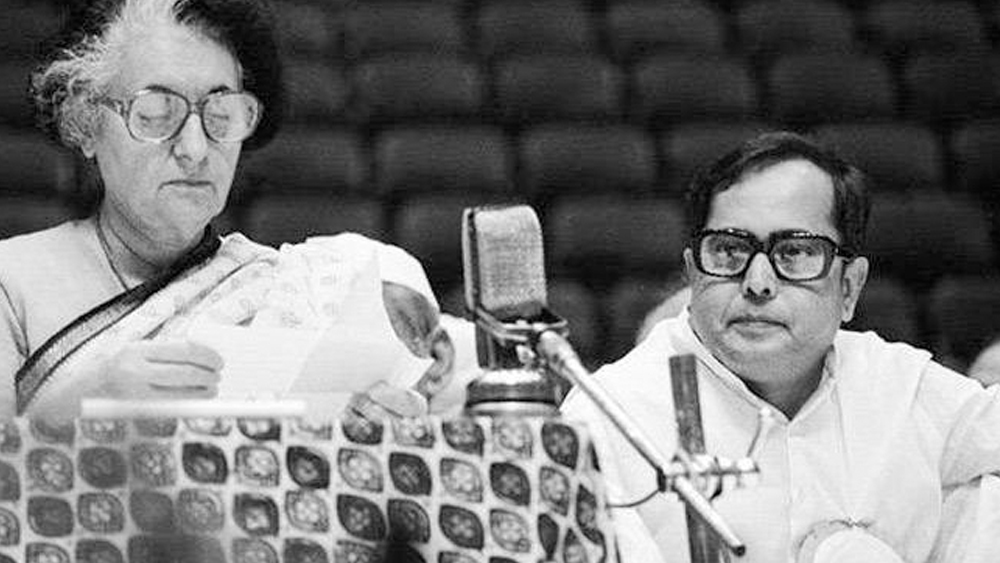 ১৯৭১ সালের সেপ্টেম্বরে ইন্টার পার্লামেন্টরি ইউনিয়নের অধিবেশনে প্রণব মুখোপাধ্যায়কে ভারতীয় প্রতিনিধি দলের সদস্য মনোনীত করেন ইন্দিরা। সেখানে পাক সেনার ভয়াবহ অত্যাচারের বিবরণ তুলে ধরে বাংলাদেশের স্বাধীনতা যুদ্ধের সমর্থনে সওয়াল করেন প্রণব।