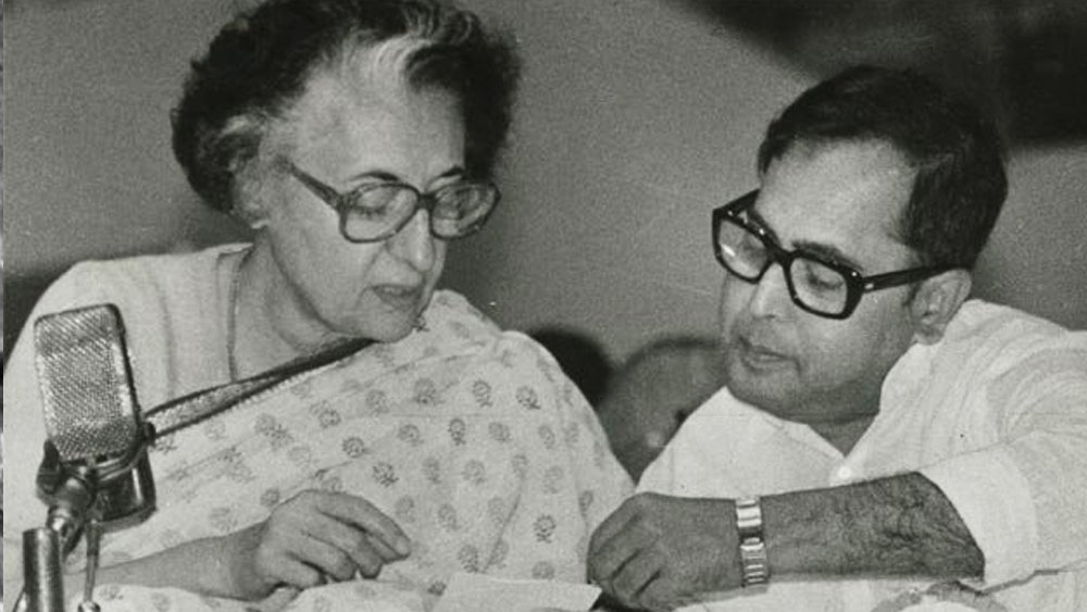 ১৯৭৭ সালে জনতা পার্টির সরকার নিয়োজিত শাহ কমিশনে সাক্ষ্য দিতে অস্বীকার করায় ১৭৮-১৭৯ ধারায় ফৌজদারি মামলায় অভিযুক্ত করা হয় প্রণবকে। যদিও শেষমেশ পর্যন্ত দিল্লি হাইকোর্টের রায় তাঁর পক্ষেই যায়।