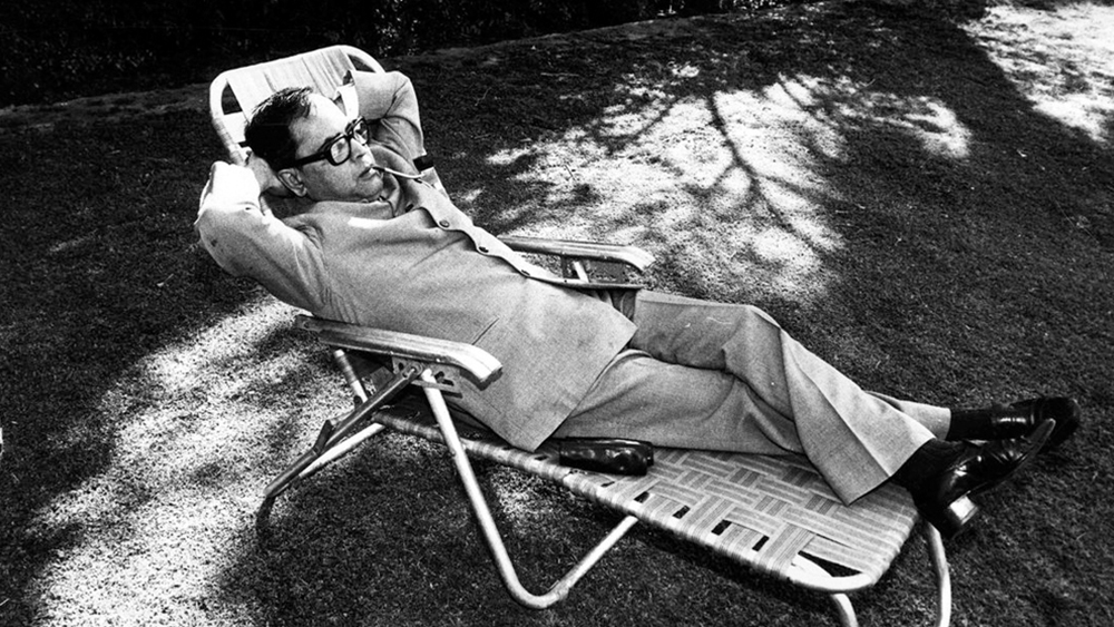 ১৯৭৭-এর ৩ অক্টোবর ইন্দিরা গাঁধী-সহ কয়েক জন কংগ্রেস নেতাকে গ্রেফতার করে সিবিআই। প্রণব খবর পেয়েছিলেন, তাঁকেও কিছু ক্ষণের মধ্যেই গ্রেফতার করা হবে। দ্রুত কয়েকটি বই, জামাকাপড়, পাইপ আর তামাক গুছিয়ে নিয়ে বাংলোর লনে সিবিআইয়ের হাতে গ্রেফতার হওয়ার জন্য অপেক্ষা করতে শুরু করেন তিনি। কিন্তু গভীর রাত পর্যন্ত কেউ তাঁকে গ্রেফতার করতে যাননি।