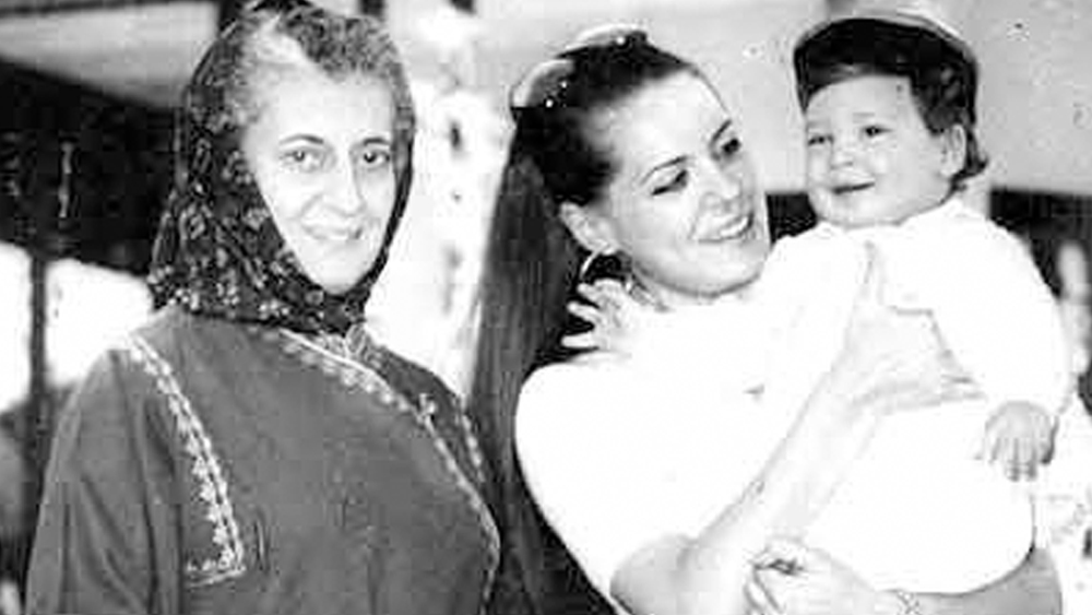 ১৯৭৮ সালে কংগ্রেসের ভাঙনের পরে দিল্লির বিট্টলভাই পটেল স্টেডিয়ামে নবগঠিত কংগ্রেস(ই)-র সভানেত্রী হিসেবে ইন্দিরার নাম প্রস্তাব করেছিলেন প্রণব। সেই বছর কর্নাটকের চিকমাগালুর লোকসভা কেন্দ্রে উপনির্বাচনে জয়ের পরে পুত্রবধূ সনিয়াকে নিয়ে ব্রিটেনে গিয়েছিলেন ইন্দিরা। সেই সফরে তাঁদের সঙ্গী হয়েছিলেন সস্ত্রীক প্রণব।