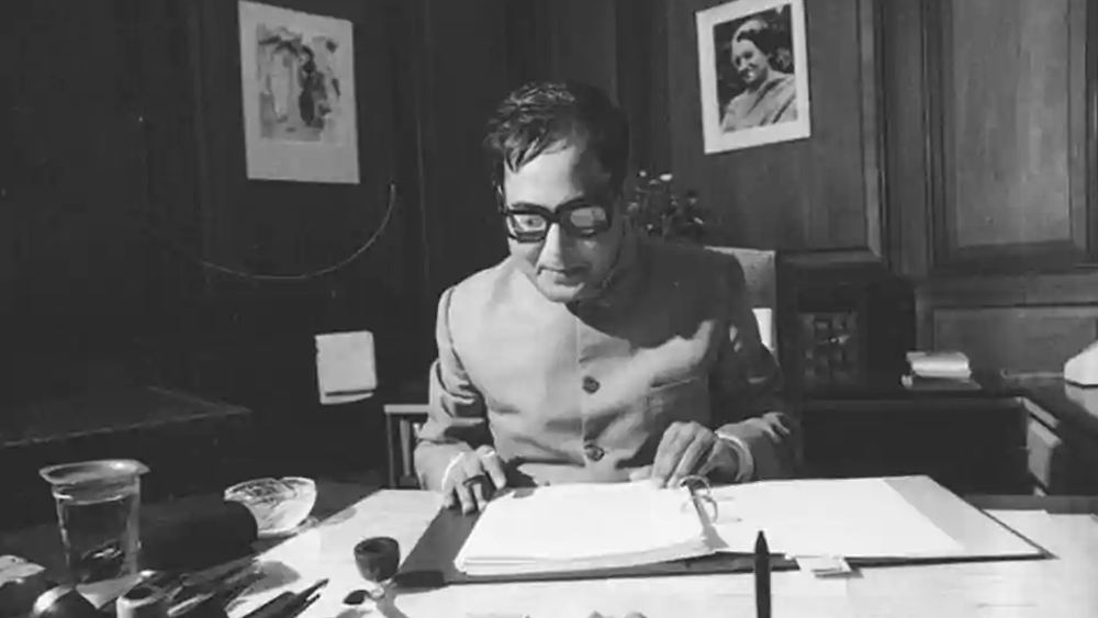 অর্থমন্ত্রী হওয়ার পরে ১৯৮২ সালে প্রথম ‘পোর্টফোলিও ইনভেস্টমেন্ট স্কিম’-এর মাধ্যমে অনাবাসী ভারতীয়দের ভারতে বিনিয়োগ করার পথ খুলে দেন প্রণব। সেইসময় দেশের শিল্পমহল ও বিরোধী শিবির এই পদক্ষেপের বিরুদ্ধে তীব্র প্রতিবাদ জানিয়েছিল। ওই প্রকল্প নিয়ে উদ্বেগ প্রকাশ করেছিলেন অমেঠীর তৎকালীন সাংসদ রাজীব গাঁধীও।