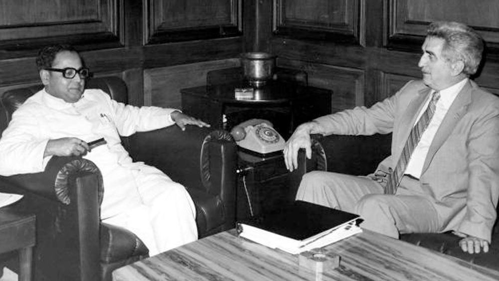 ‘পোর্টফোলিও ইনভেস্টমেন্ট স্কিম’-এ ফাঁক থাকার সুযোগে পরবর্তী কালে অনাবাসী শিল্পপতি স্বরাজ পল ‘এসকর্টস’ এবং ‘ডিসিএম’-এর বিপুল পরিমাণ শেয়ার নিয়ম বহির্ভূত ভাবে কেনেন বলে অভিযোগ ওঠে। এ বিষয়ে প্রণবের বিরুদ্ধে মামলা হলেও আদালতে তিনি জয়ী হন। প্রণব মুখোপাধ্যায় অর্থমন্ত্রী থাকাকালীনই বিশ্ব অর্থভাণ্ডারের দেনা শোধ করে ভারত। রিজার্ভ ব্যাঙ্কের গভর্নর পদে মনমোহন সিংহের নিয়োগপত্রেও স্বাক্ষর করেন তিনি।