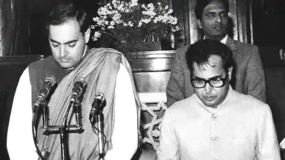 ১৯৮৪-র ৩১ অক্টোবর মেদিনীপুরের কাঁথির জনসভা মঞ্চে এআইসিসি সাধারণ সম্পাদক রাজীবের পাশে ছিলেন প্রণব। সে সময়ই প্রধানমন্ত্রী ইন্দিরার গুলিবিদ্ধ হওয়ার খবর আসে।