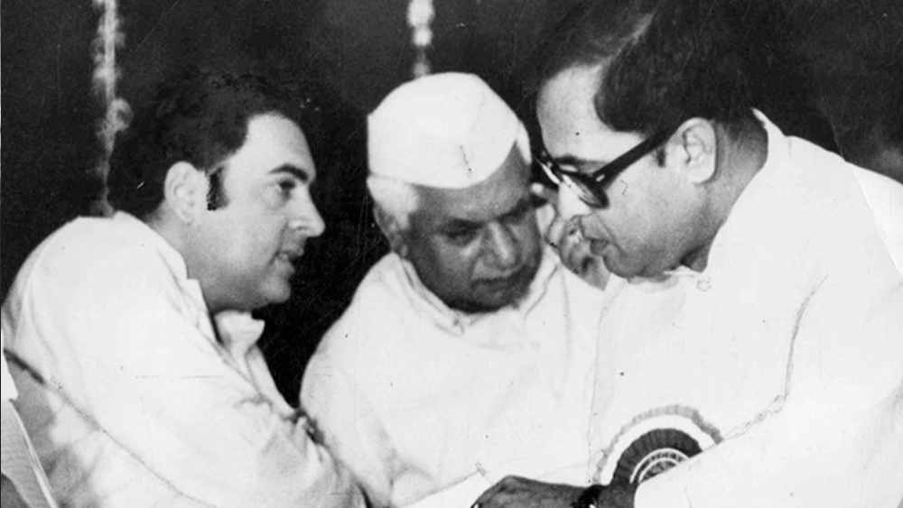 ১৯৮৬-র এপ্রিলে একটি ইংরেজি পত্রিকায় একান্ত সাক্ষাৎকারে পূর্বতন ইন্দিরা সরকারের সঙ্গে তুলনা টেনে রাজীব জমানার সমালোচনা করেছিলেন প্রণব মুখোপাধ্যায়। এর পরেই দলবিরোধী কার্যকলাপের অভিযোগে কংগ্রেস থেকে ছ’বছরের জন্য বহিষ্কৃত হন তিনি।