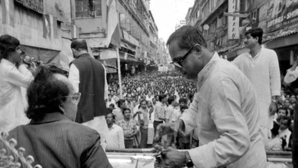 এর পর ১৯৮৮ সালে ত্রিপুরা বিধানসভা নির্বাচনের আগে ‘বহিষ্কৃত’ প্রণবকে প্রচারে শামিল করতে চেয়ে রাজীবের কাছে আবেদন জানিয়েছিলেন সে রাজ্যের তৎকালীন ভারপ্রাপ্ত কংগ্রেস নেতা সন্তোষমোহন দেব। রাজীব সেই আবেদন মেনে নিলে প্রণব ফের দলে ফেরেন। কংগ্রেসের সঙ্গে মিশে যায় একাহাতে তাঁর প্রতিষ্ঠা করা আরএসসি।