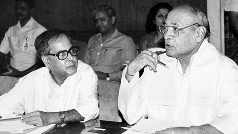 ১৯৯১ সালে রাজীব গাঁধীর মৃত্যুর পর প্রণব মুখোপাধ্যায়কে যোজনা কমিশনের চেয়ারম্যান নিযুক্ত করেন পিভি নরসিংহ রাও। নরসিংহ রাওয়ের সরকারেই প্রথম বার বিদেশমন্ত্রী হন প্রণববাবু। ১৯৯৫ থেকে ’৯৬ পর্যন্ত নরসিংহ রাও সরকারের বিদেশমন্ত্রী ছিলেন তিনি।