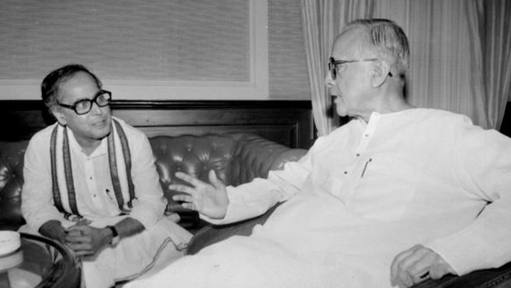 ১৯৯৪ সালের ১৫ এপ্রিল মরক্কোর রাজধানী মারাকাশে বিশ্ব বাণিজ্য সংস্থার ‘জেনারেল এগ্রিমেন্ট অন ট্যারিফস অ্যান্ড ট্রেড’ (গ্যাট)-এ সই করেছিলেন নরসিংহ সরকারের বাণিজ্যমন্ত্রী প্রণব। আন্তর্জাতিক বাণিজ্যের মূল স্রোতে ভারতকে শামিল করার এই প্রয়াসে বামেদের তীব্র বাধার মুখে পড়তে হয়েছিল তাঁকে।