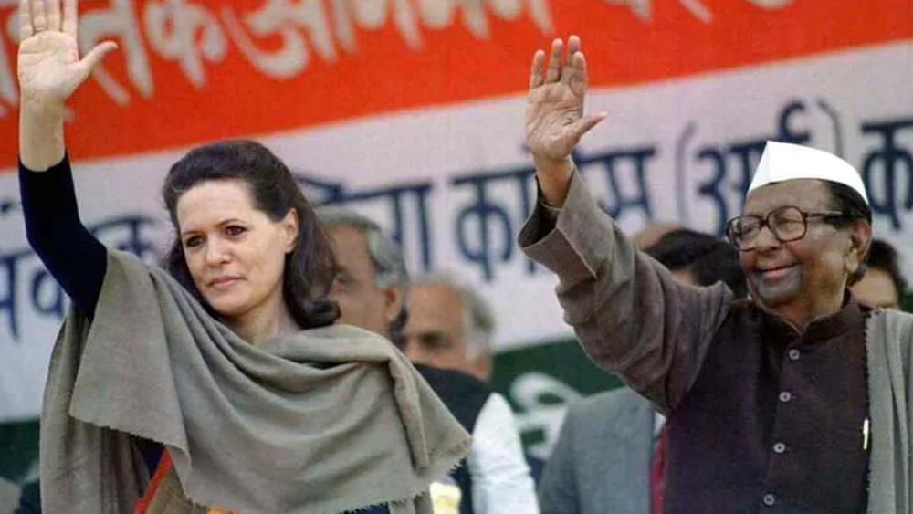 ১৯৯৮ সালের ১৪ মার্চ কংগ্রেস ওয়ার্কিং কমিটির বৈঠকে নির্বাচিত সভাপতি সীতারাম কেশরীর অপসারণ এবং নয়া সভাপতি হিসেবে সনিয়া গাঁধীকে মনোনীত করার প্রস্তাব গৃহীত হয়। কংগ্রেসের ইতিহাসে এমন ঘটনা নজিরবিহীন। সেইসময় খসড়া লেখার পাশাপাশি বৈঠকে প্রস্তাব উত্থাপনও করেছিলেন প্রণব। বলা হয়, তিনি নিজে হাতে সনিয়ার রাজনীতিতে পদার্পণের রূপরেখা তৈরি করেন।