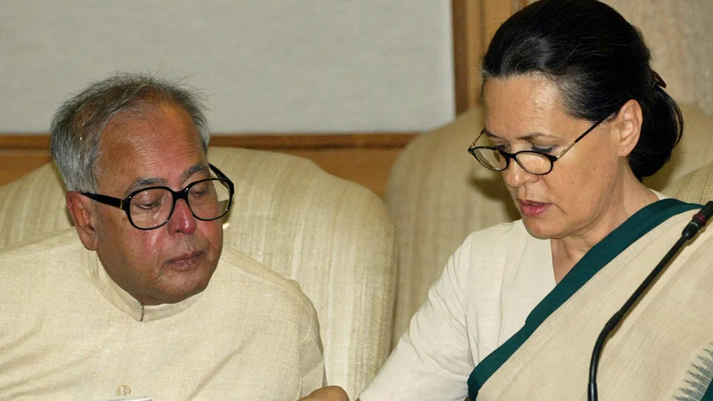 সনিয়া গাঁধী কংগ্রেসের সভাপতি নিযুক্ত হওয়ার পর এআইসিসি-র সাধারণ সম্পাদক নিযুক্ত হন প্রণব মুখোপাধ্যায়। ১৯৮৫-র পর ২০০০ সালে ফের পশ্চিমবঙ্গ প্রদেশ কংগ্রেসের সভাপতি নির্বাচিত হন তিনি। ২০১০ সালে সেই পদ থেকে ইস্তফা দেন প্রণব।