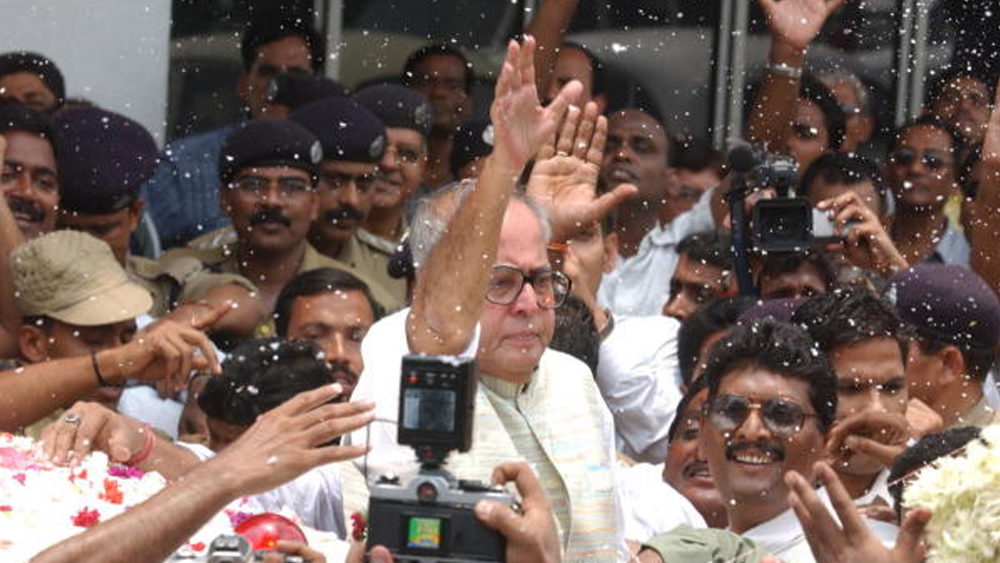 ২০০৪ থেকে ’১২ পর্যন্ত পর পর দু’বার মুর্শিদাবাদের জঙ্গিপুর থেকে লোকসভার সাংসদ নির্বাচিত হন প্রণব মুখোপাধ্যায়। ওই সময়ে লোকসভায় কংগ্রেসের দলনেতাও ছিলেন তিনি। শোনা যায়, ২০০৪ সালে সনিয়া গাঁধী প্রধানমন্ত্রীর দায়িত্ব নিতে রাজি না হলে সেইসময় প্রণব মুখোপাধ্যায়কে ওই পদে বসানো হতে পারে বলে জল্পনা শুরু হয়। কিন্তু শেষমেশ প্রধানমন্ত্রীর কুর্সিতে বসেন মনমোহন সিংহ।