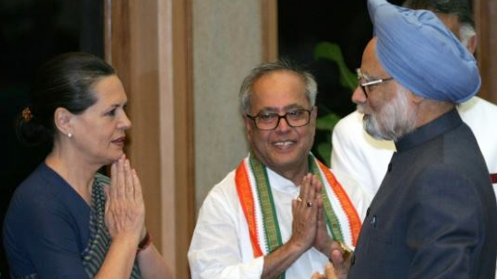 ২০০৭ সালেই প্রথম প্রণব মুখোপাধ্যায়কে রাষ্ট্রপতি করার দাবি ওঠে কংগ্রেসে। কিন্তু সেইসময় কেন্দ্রীয় মন্ত্রিসভায় প্রণবের সমকক্ষ কেউ না থাকায়, সেই প্রস্তাব খারিজ হয়ে যায়। মনমোহন সিংহের আমলে প্রতিরক্ষা, অর্থ এবং বিদেশ— এই তিনটি গুরুত্বপূর্ণ মন্ত্রকের দায়িত্ব হাতে পান প্রণব মুখোপাধ্যায়। এর পাশাপাশি কংগ্রেস সংসদীয় দল এবং কংগ্রেস পরিষদীয় দলের নেতৃত্বেও ছিলেন তিনি।