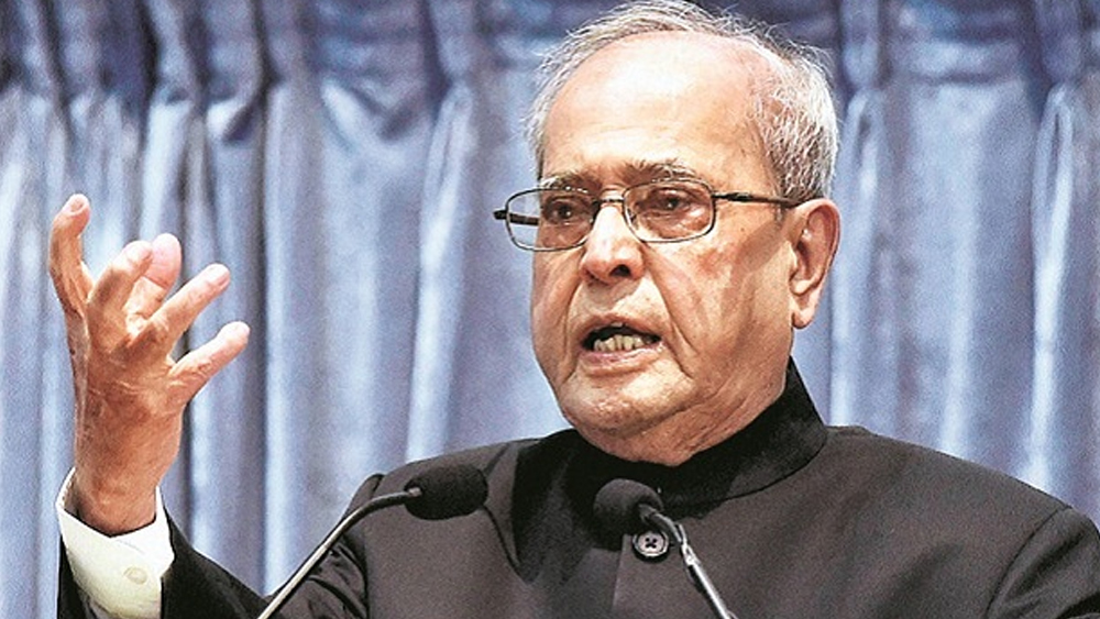 ২০১১ সালের ৮ এপ্রিল লোকপাল বিলের খসড়া তৈরির জন্য গঠিত যৌথ কমিটির চেয়ারম্যানের দায়িত্ব পালনই ‘রাজনীতিক’ হিসেবে প্রণবের শেষ বড় কাজ। ১০ সদস্যের এই কমিটিতে পাঁচ কেন্দ্রীয় মন্ত্রীর পাশাপাশি ছিলেন অন্না হজারে-সহ নাগরিক সমাজের পাঁচ প্রতিনিধি। সংসদীয় পরিধির বাইরে এসে নাগরিক সমাজকে নিয়ে আইন প্রণয়নের এই উদ্যোগ ভারতীয় গণতন্ত্রের ইতিহাসে নজিরবিহীন।