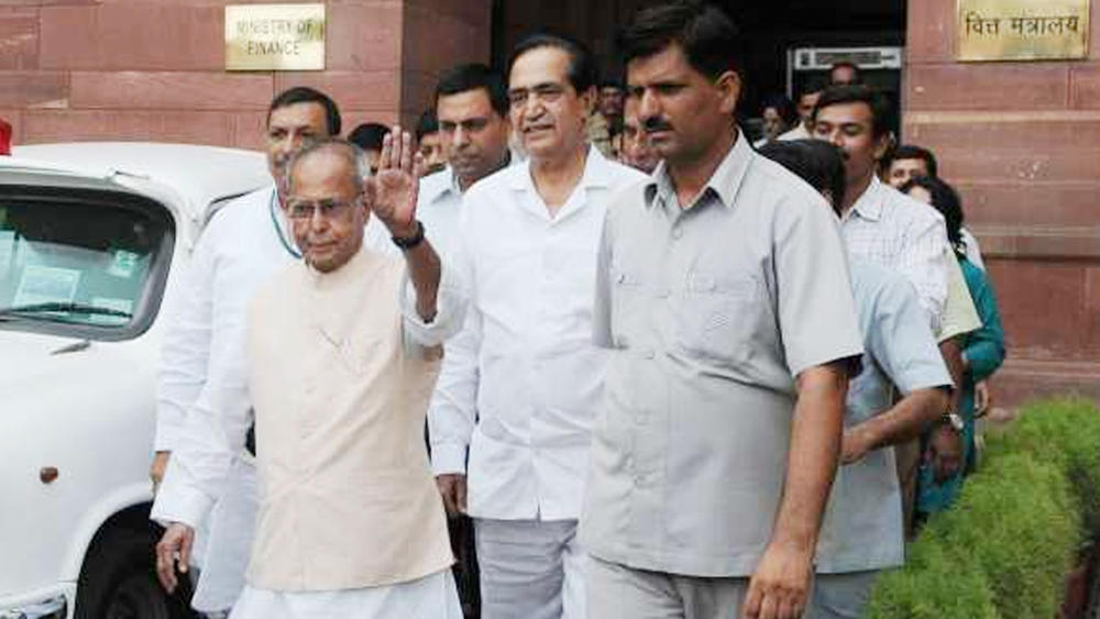 ২০১২ সালে রাষ্ট্রপতি পদে মনোনয়ন জমা দেওয়ার আগে ইউপিএ সরকার থেকে ইস্তফা দেন প্রণব মুখোপাধ্যায়। সাংবিধানিক পদে বসার আগে কংগ্রেসের সঙ্গে সম্পর্ক ছিন্ন করেন। সক্রিয় রাজনীতি থেকে পুরোপুরি নিজেকে সরিয়ে নেন। প্রণব মুখোপাধ্যায়ই দেশের প্রথম বাঙালি রাষ্ট্রপতি। তিনি সরে যাওয়ার দু’বছরের মাথাতেই কেন্দ্রে ক্ষমতাচ্যুত হয় কংগ্রেস।