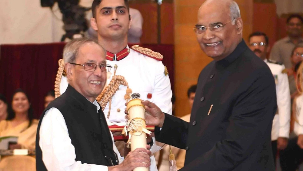 প্রণব মুখোপাধ্যায়কে রাষ্ট্রপতি করা নিয়ে সেইসময় আপত্তি তোলে বিজেপি। এনডিএ শিবির থেকে প্রণবের সমর্থনে ভোট পড়ায় অসন্তোষও প্রকাশ করে তারা। কিন্তু ২০১৪ সালে কংগ্রেসকে হারিয়ে নরেন্দ্র মোদীর নেতৃত্বে বিজেপি ক্ষমতায় এলে, রাষ্ট্রপতির সঙ্গে সুসম্পর্কই ছিল তাদের। ২০১৯ সালে, প্রজাতন্ত্র দিবসের এক দিন আগে তাঁকে সর্বোচ্চ নাগরিক সম্মান ভারতরত্নও প্রদান করে মোদী সরকার।