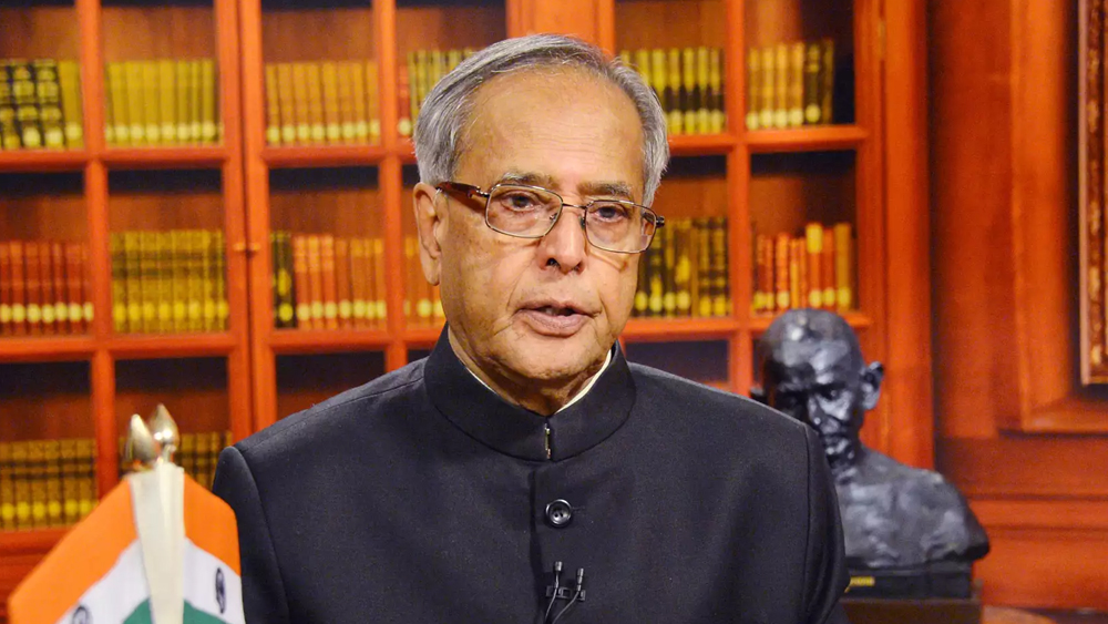 রাষ্ট্রপতি হিসেবে পাঁচ বছরের কার্যকালে ৩৪টি প্রাণভিক্ষার আর্জি খারিজ করেন প্রণব মুখোপাধ্যায়, যার মধ্যে ১৯৯৩ মুম্বই হামলার অন্যতম ষড়যন্ত্রকারী ইয়াকুব মেমনের প্রাণভিক্ষার আর্জি দু’-দু’বার খারিজ করেন তিনি। প্রাক্তন রাষ্ট্রপতি আর ভেঙ্কটরমণ নিজের কার্যকালে ৪৫টি প্রাণভিক্ষার আর্জি খারিজ করেছিলেন। তাঁর পরেই রয়েছেন প্রণব।