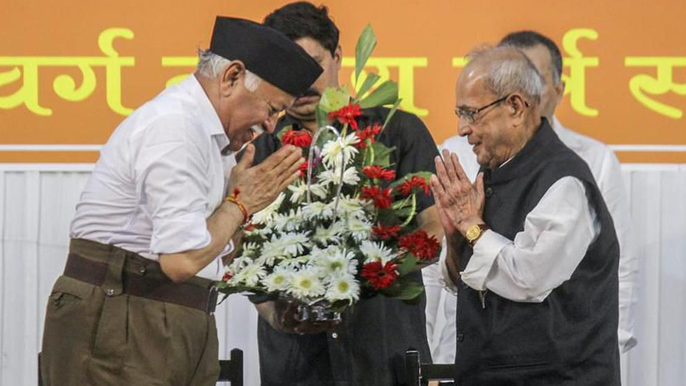 আজীবন ‘কংগ্রেস ম্যান’ হিসেবে পরিচিত প্রণব মুখোপাধ্যায় ২০১৮ সালে নাগপুরে রাষ্ট্রীয় স্বয়ং সেবক সঙ্ঘের (আরএসএস)অনুষ্ঠানে যোগ দিলে, তা নিয়ে বিতর্ক শুরু হয়। সেইসময় তাঁর এই সিদ্ধান্তের সমালোচনা করেন প্রণবকন্যা তথা কংগ্রেস নেত্রী শর্মিষ্ঠা মুখোপাধ্যায়ও।