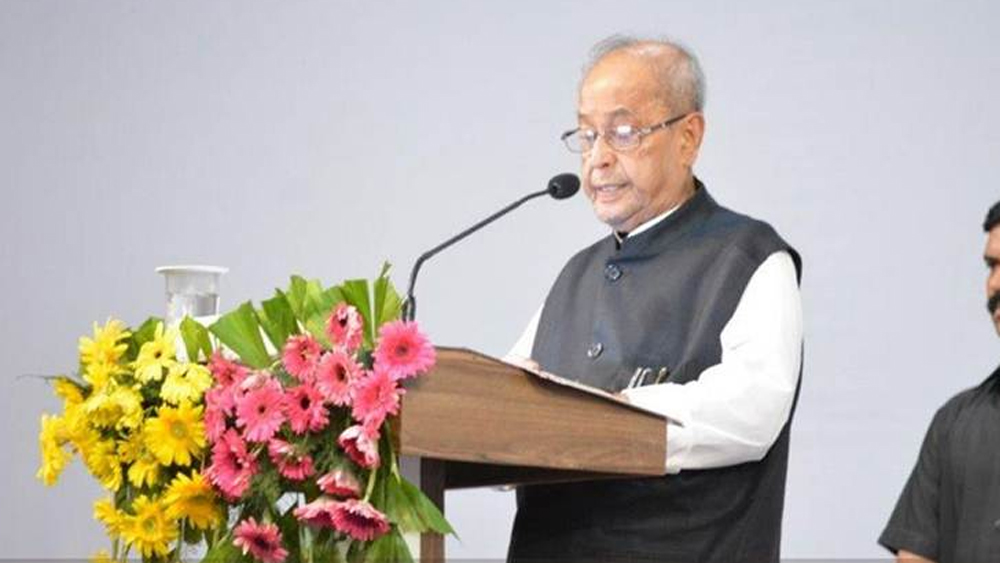 তবে এ সব নিয়ে কোনও মন্তব্য করেননি প্রণব মুখোপাধ্যায়। বরং নাগপুরে সঙ্ঘের মঞ্চে দাঁড়িয়ে ভারতের বহুত্ববাদী সংস্কৃতি এবং ধর্মীয় সহাবস্থানের কথা তুলে ধরেন। সেখানে তিনি বলেন, ‘‘সহিষ্ণুতাই আমাদের শক্তি। আমাদের বহুত্বকে আমরা স্বীকার করি এবং সম্মান করি। …গোঁড়ামি, ধর্ম, আঞ্চলিকতা, ঘৃণা বা অসহিষ্ণুতার দ্বারা আমাদের জাতীয়তাকে ব্যাখ্যা করার যে কোনও চেষ্টা জাতি হিসেবে আমাদের পরিচিতিকে গুলিয়ে দেবে।’’