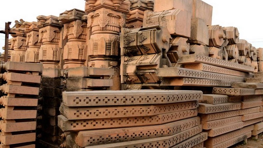 মন্দিরের বেশির ভাগ পাথরেই ফুল, দেব-দেবীর কারুকাজ খোদাই করা থাকবে। এই মন্দিরের বহিরঙ্গের সঙ্গে গাঁধীনগরের অক্ষরধাম মন্দিরের মিল পাওয়া যেতে পারে বলে ধারণা। অক্ষরধামের মতোই অযোধ্যায় রামমন্দিরের নকশা তৈরি করেছেন চন্দ্রকান্ত সোমপুরা।