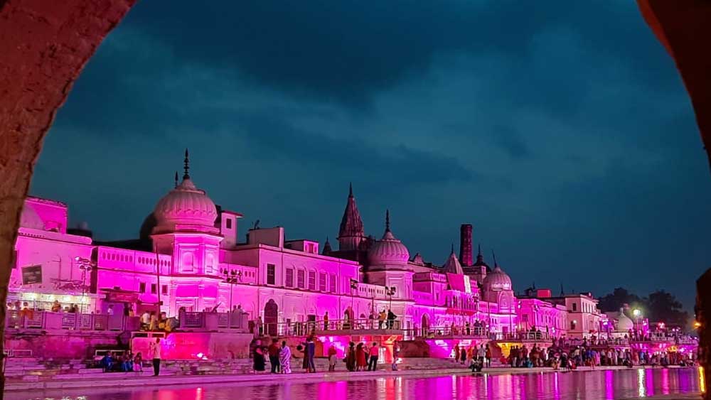 দিল্লি সূত্রে জানা গিয়েছে, বুধবার সকালে ৯টা বেজে ৩৫ মিনিট নাগাদ অযোধ্যার উদ্দেশে রওনা দেবেন প্রধানমন্ত্রী নরেন্দ্র মোদী। বেলা ১১টা নাগাদ তিনি অযোধ্যায় পৌছতে পারেন। তার পর সাড়ে ১২টা নাগাদ ভূমিপুজোর অনুষ্ঠান শুরু হবে। সব কিছু মিটতে প্রায় সাড়ে তিন ঘণ্টা মতো সময় লাগবে। তার পর দুপুর আড়াইটে নাগাদ লখনউয়ের উদ্দেশে রওনা দেবেন তিনি।