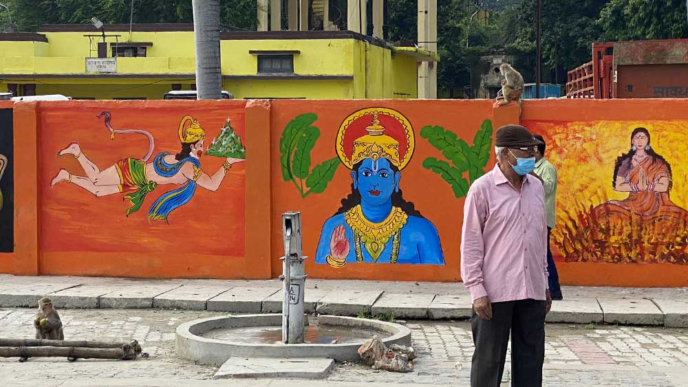 দেশ জুড়ে করোনার প্রকোপের মধ্যেই অযোধ্যায় ভূমিপুজো নিয়ে ইতিমধ্যেই সমালোচার মুখে পড়েছে সরকার। তবে অনুষ্ঠানস্থলে সামাজিক দূরত্ব বিধি বজায় রাখায় বিশেষ গুরুত্ব দেওয়া হচ্ছে বলে মন্দির কর্তৃপক্ষ জানিয়েছেন। সব মিলিয়ে ১৭৫ জন বিশিষ্ট অতিথিকে ভূমিপুজোয় আমন্ত্রণ জানানো হয়েছে। তবে মঞ্চে প্রধানমন্ত্রী নরেন্দ্র মোদী, উত্তরপ্রদেশের মুখ্যমন্ত্রী যোগী আদিত্যনাথ, রাজ্যপাল আনন্দীবেন পটেল, সঙ্ঘপ্রধান মোহন ভাগবত এবং মহন্ত নৃত্য গোপালদাস—এই পাঁচ জনই মঞ্চে থাকবেন।