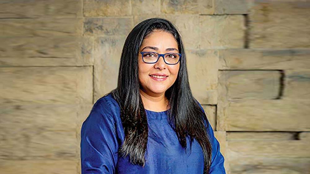 বিদেশেও সাড়া ফেলে দেয় মেঘনার ছবি ‘তলওয়ার’। তিনি যে বেশ কয়েক বছর কাজ থেকে দূরে সরিয়ে নিয়েছিলেন, তার কোনও ছাপ এই পরিণত ছবিতে নেই।