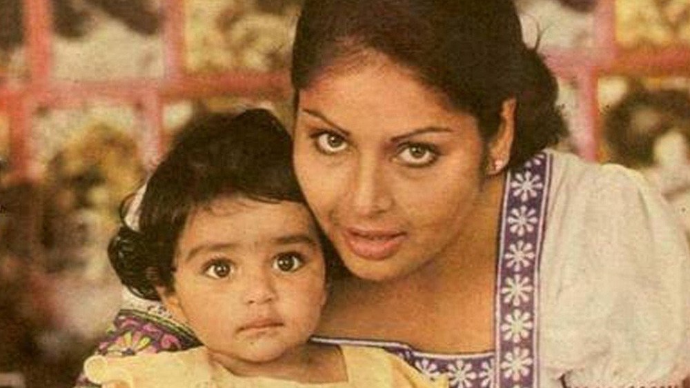 বাবার তুলনায় মা অনেক বেশি তাঁর ছবির সমালোচক। জানিয়েছেন মেঘনা। মেয়ের কাজ খুঁটিয়ে দেখে বিভিন্ন বিষয়ে প্রশ্ন করেন রাখী। এখন তাঁর সময় কাটে পানভেলে নিজস্ব ফার্ম হাউজের নির্জনতায়। মেঘনার সুপ্ত ইচ্ছে, তাঁর মাকে কেন্দ্রীয় চরিত্রে রেখে একটি ছবি পরিচালনার।