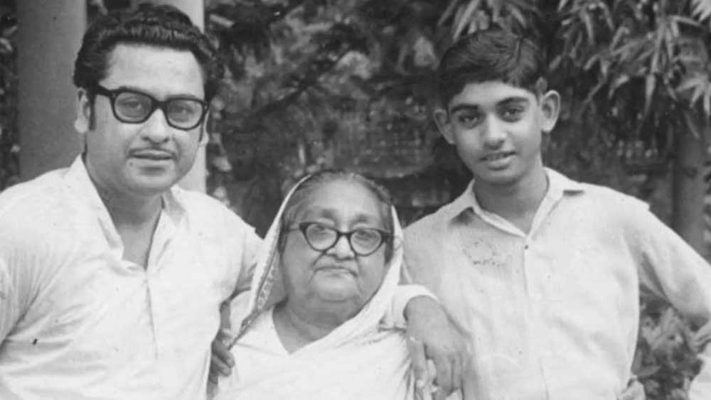 আইনজীবী কুঞ্জলাল গঙ্গোপাধ্যায় এবং তাঁর স্ত্রী গৌরীদেবীর ছোট ছেলে আভাসকুমারের জন্ম ১৯২৯-এর ৪ অগস্ট। ব্রিটিশ ভারতের সেন্ট্রাল প্রভিন্সের (আজকের মধ্যপ্রদেশ)-এর খণ্ডোয়া অঞ্চলে। সেখানে এক সম্পন্ন পরিবারের ব্যক্তিগত আইনজীবী হয়ে কর্মরত ছিলেন কুঞ্জলাল।