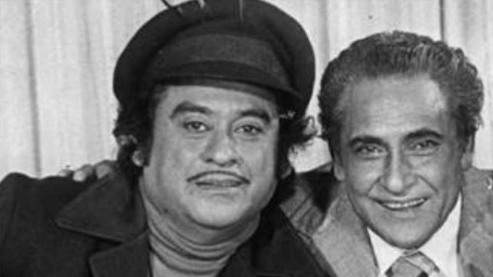 কিশোর কুমার যখন ছোট, তখনই তাঁর দাদা অশোক কুমার হিন্দি সিনেমার প্রতিষ্ঠিত তারকা। অভিনয় শুরু করেছিলেন আর এক দাদা অনুপকুমারও। অশোককুমার চেয়েছিলেন তাঁর মতো ভাইও অভিনয়কে পেশা হিসেবে গ্রহণ করুন। কিন্তু অভিনয় নিয়ে আভাস আদৌ সিরিয়াস ছিলেন না।